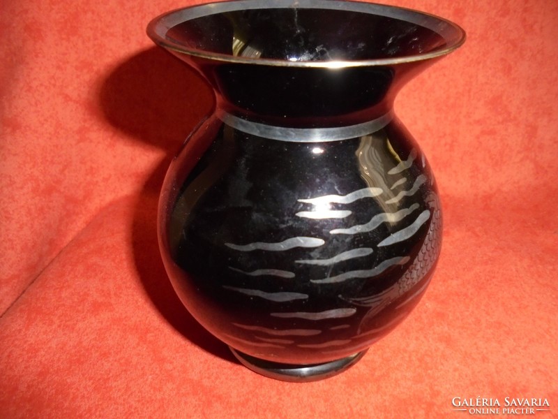 Fekete üveg váza ezüsttel festett halas mintával