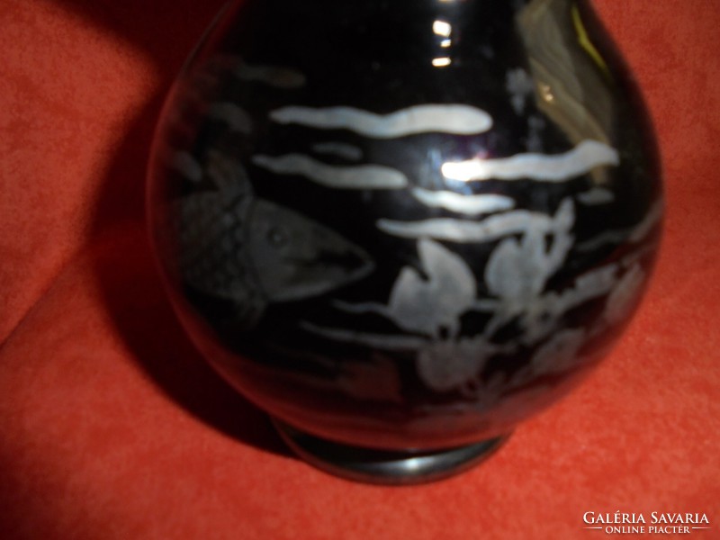 Fekete üveg váza ezüsttel festett halas mintával