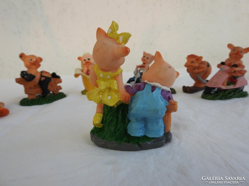 Retro burp funny shield with pig figurines