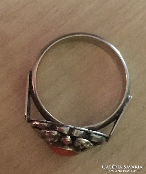 Régi kézműves ezüst gyűrű,korallal