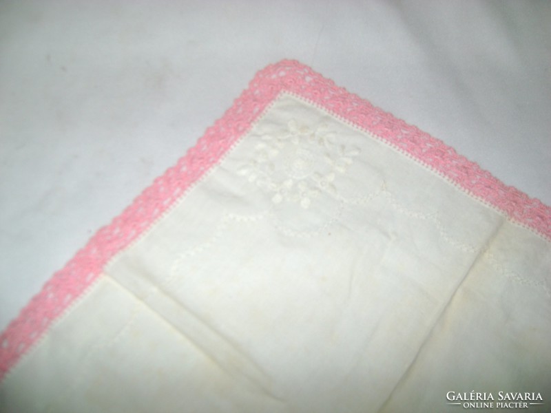 Horgolt szélű, hímzett női zsebkendő - két darab