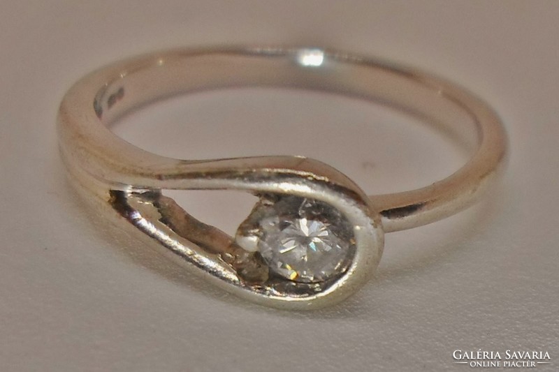 Beautiful platinum ring with 0.2 ct brill stone