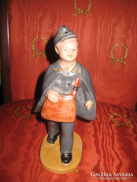 The postman is marked 18.5 cm tall