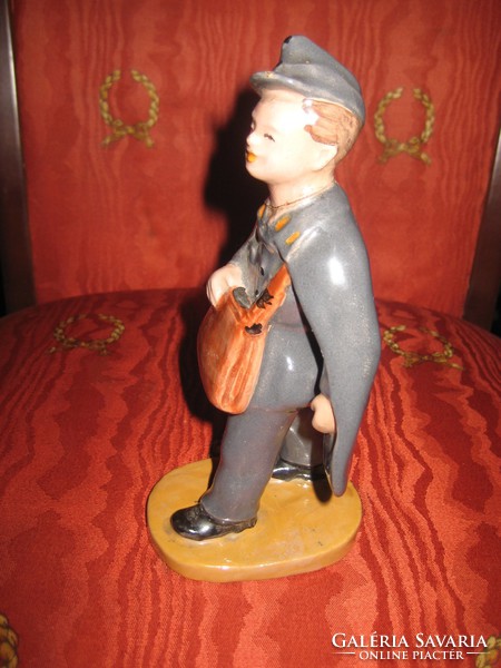 The postman is marked 18.5 cm tall