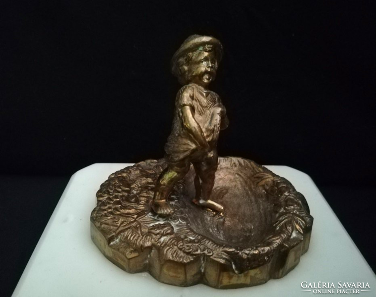 Bronze statuette on a marble base, leaf weights 