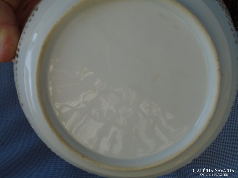 XX. sz. elejéről származó áttört mintás porcelán asztalközép kínáló