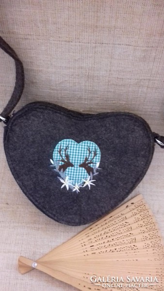 Handcrafted bag with a fan decorated with a brand marked mountain grass pair embroidery