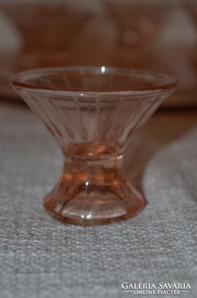 Rózsaszín likőrös poharak, tányérral  ( DBZ 00115 )