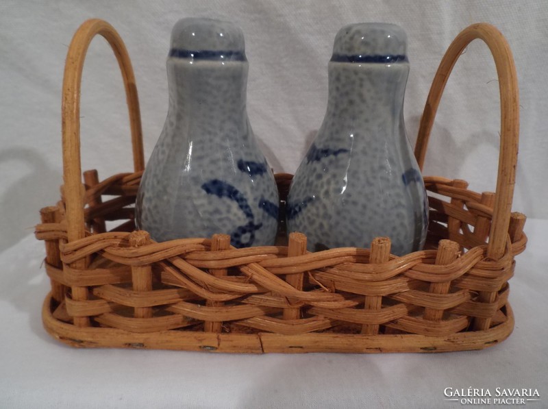 Salt and pepper shaker - in a basket - 8 x 5 cm - porcelain - nice condition