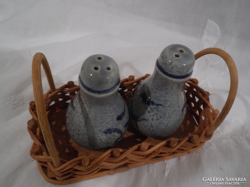 Salt and pepper shaker - in a basket - 8 x 5 cm - porcelain - nice condition