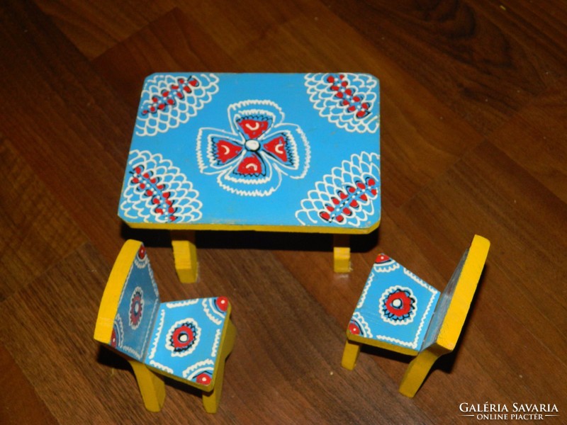Babaházba - asztal + két szék