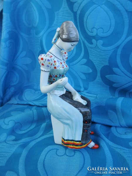 Himző nő - hollóházi porcelán szobor.