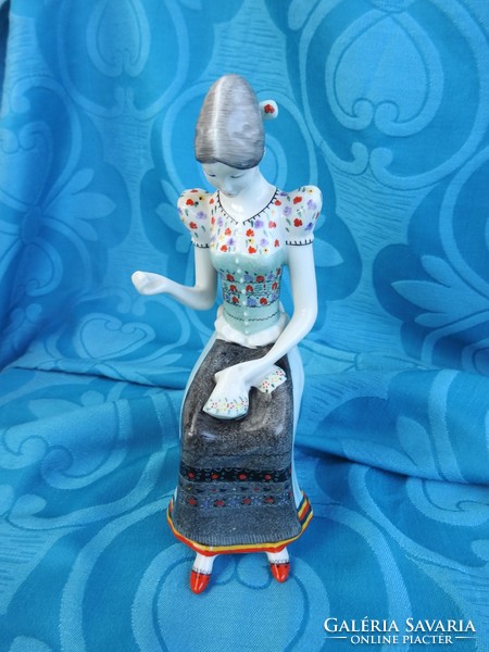 Himző nő - hollóházi porcelán szobor.