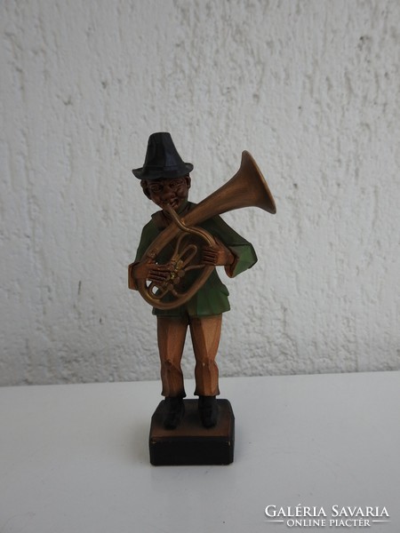 Kürtön játszó zenész - zenész figura