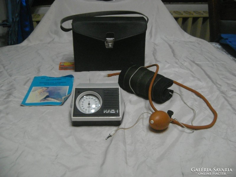Retro pumpás vérnyomásmérő dobozában, papírjaival