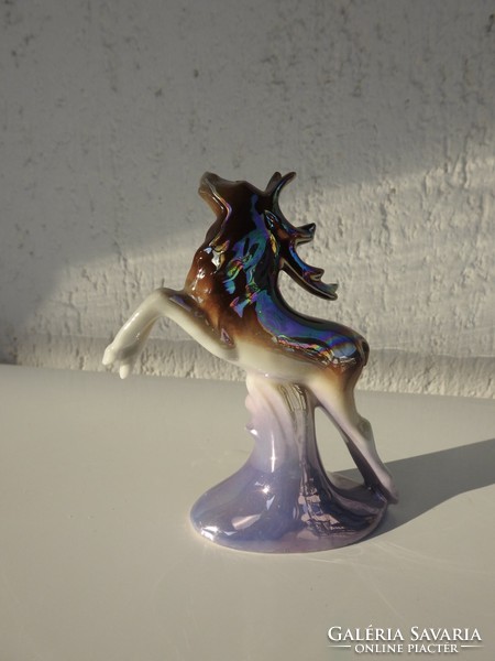 Ágaskodó agancsos szarvas - mázas magas fényű porcelán figura