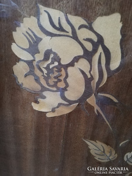Intarzia rózsa retro kép egyszerű fehér keretben, üvegezve