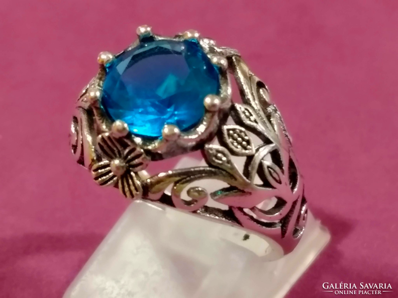 925-s ezüstel bevont, áttört virág motívumos gyűrű, kék kristállyal