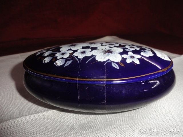 Raven house porcelain bonbonier box with white floral pattern on a blue background. He has!