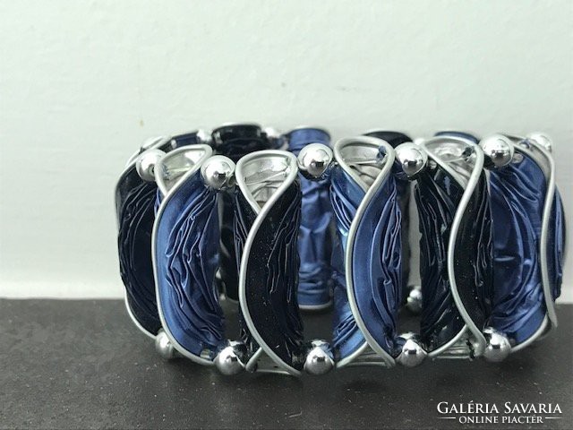 Nespresso kapszulákból készült karkötő s kék különböző árnyalataiban