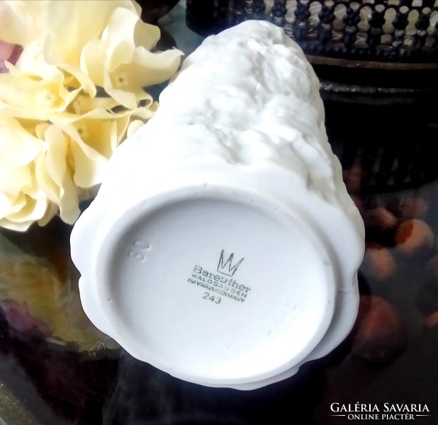 Fehér biszkvit porcelán fatörzs váza