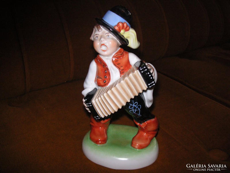 Herend accordionist