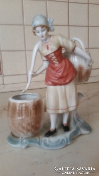 Porcelán vízhordó lány eladó! Sérült