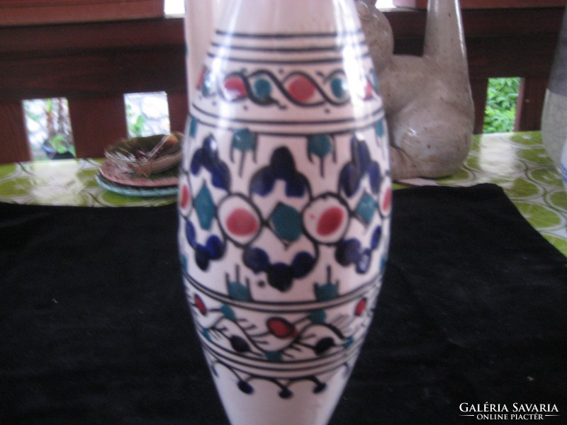 Régi , szép formájú , kézzel festett  , 32 cm es  váza ,jelzés nélkül