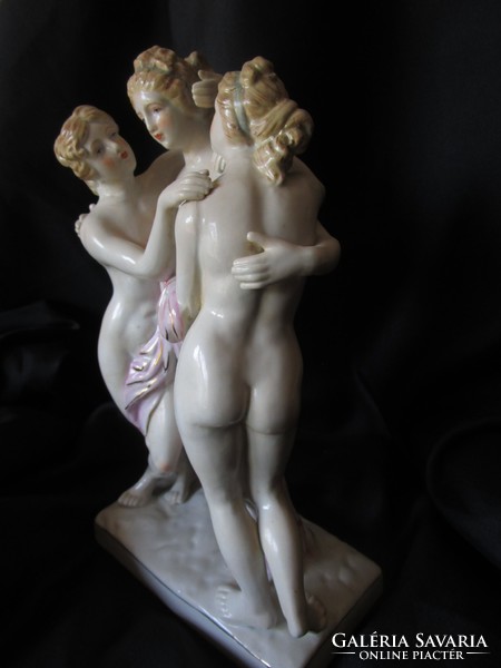 Three porcelain statues marked with goddesses of grace, beauty, eroticism and fertility are the harmony of nature