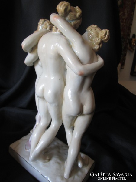 Three porcelain statues marked with goddesses of grace, beauty, eroticism and fertility are the harmony of nature