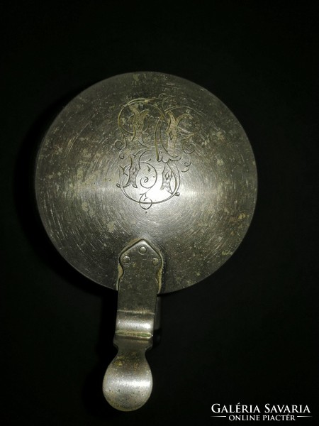 Antik üveg korsó gravírozott (LK KL monogrammos) fém tetővel - EP