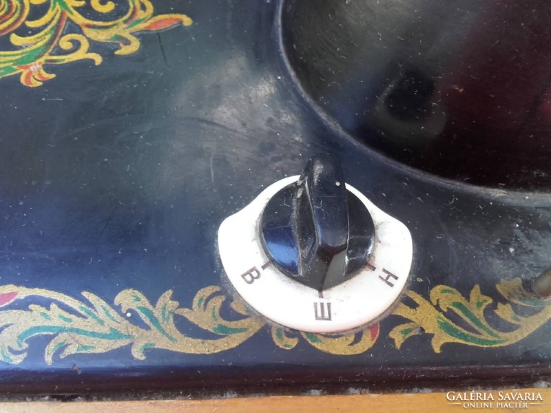 Régi orosz díszes elektromos asztali varrógép - inkább csak dekoráció, dísz