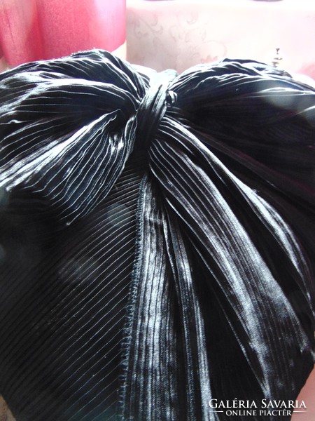 Fekete pliszírozott selyem díszpárna