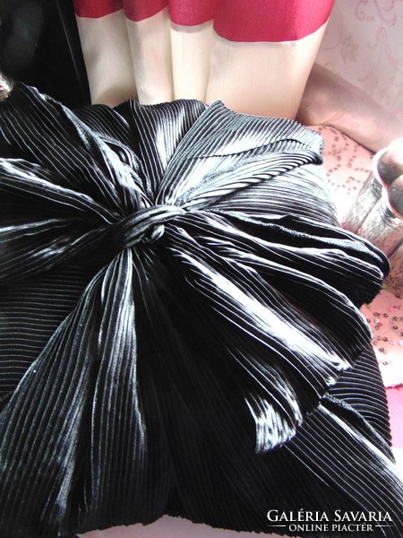 Fekete pliszírozott selyem díszpárna