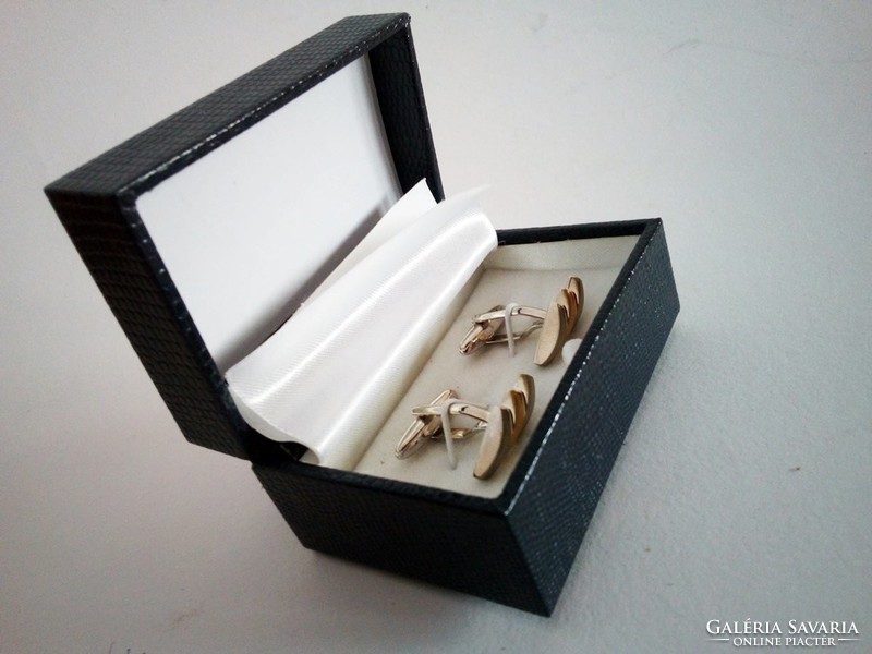 Ezüst/arany színű modern, elegáns mandzsettagomb, dobozában