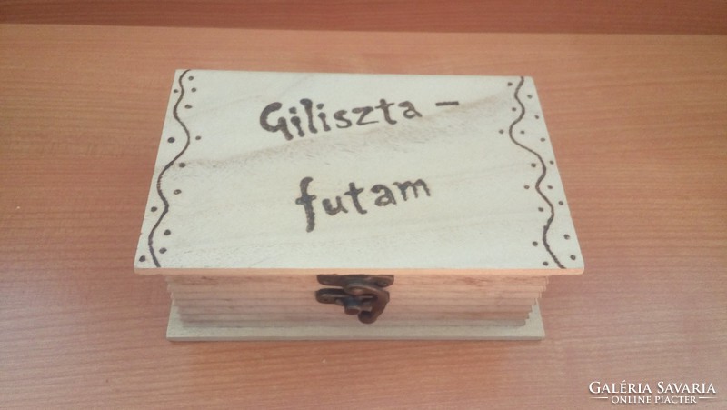 Giliszta-futam kirakó, puzzle fa, kézműves, dobozban