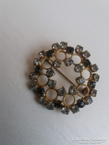 Retro Gold Plated Brooch Pin Embellished with Polished Green and White Stones