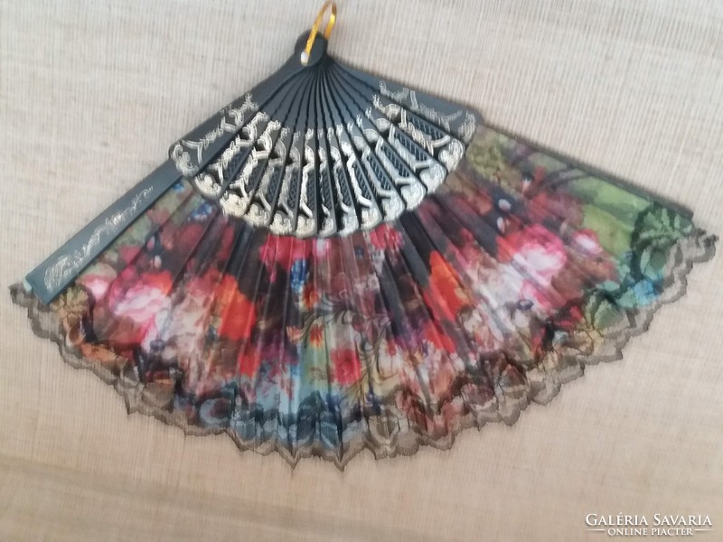 Fan decorated with retro lace