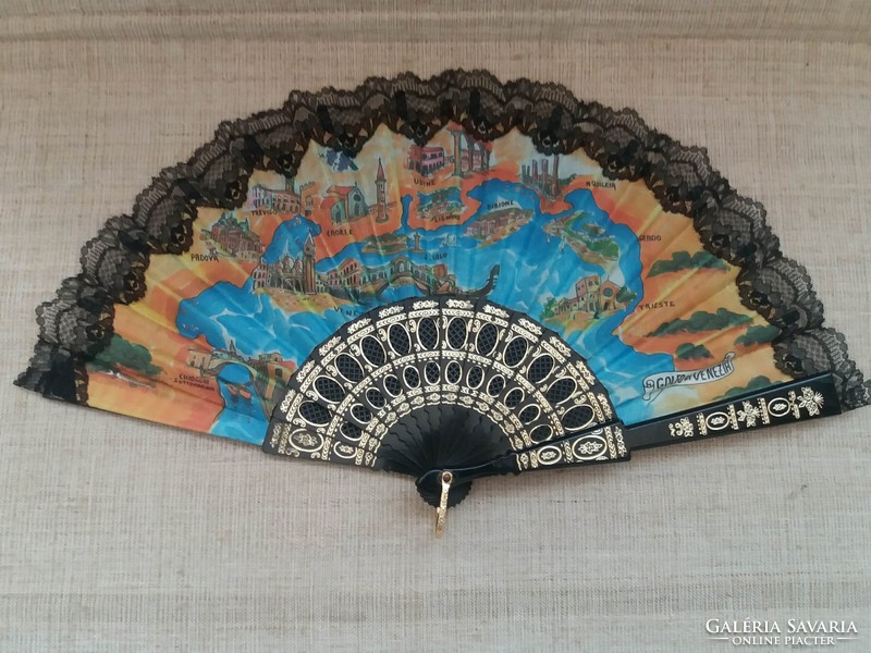Fan decorated with retro lace
