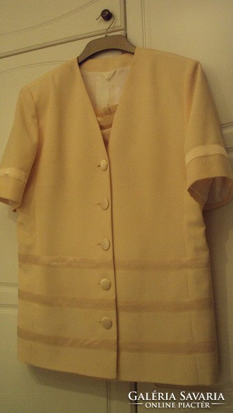 Elegáns alkalmi szoknyás,bélelt francia selyemzsorzsett,vanília sárga nyári kosztüm.