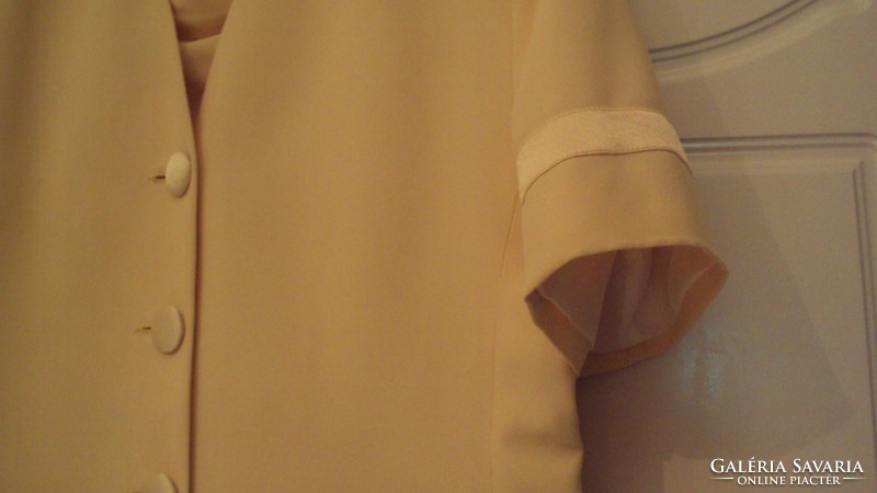 Elegáns alkalmi szoknyás,bélelt francia selyemzsorzsett,vanília sárga nyári kosztüm.