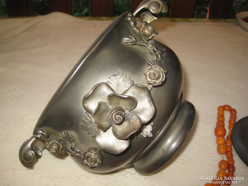 Covered, French pewter, decorative object, marked piece of art, in good condition, 23 x 23 cm