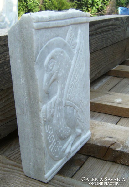 Kőfaragvány dombormű Szent János Sas carrarai márványból