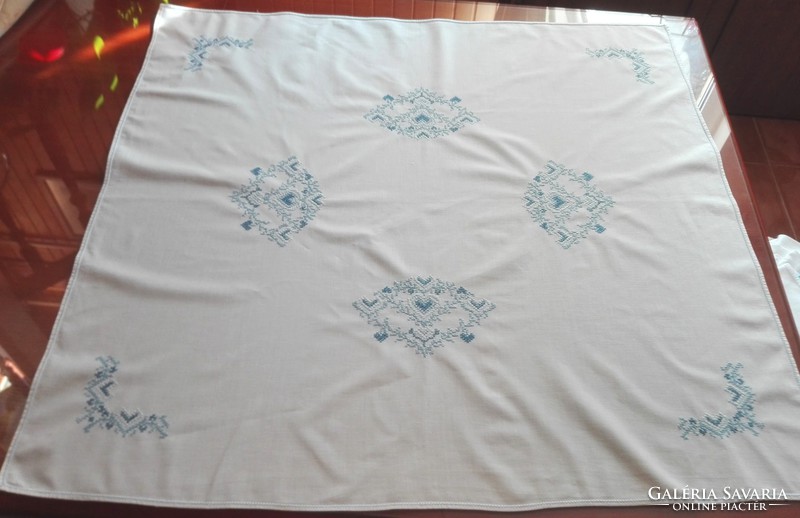 Hófehér, pamut hímzett asztalterítő, 79 x 82 cm