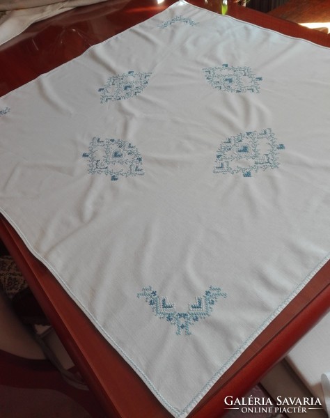 Hófehér, pamut hímzett asztalterítő, 79 x 82 cm