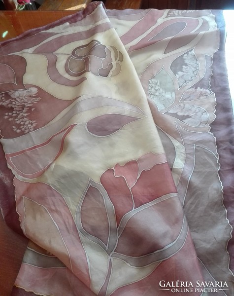 Kézzel festett kínai selyem kendő, 86 x 92 cm