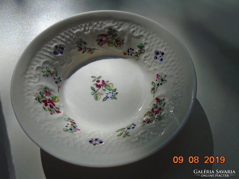 19 Sz with hand-painted london shape, crown embossed medallions, cup with saucer and bowl