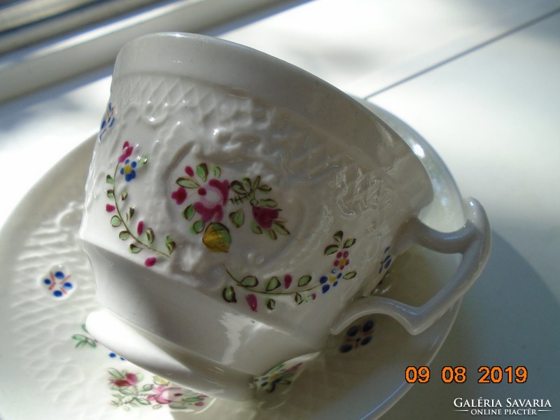 19 Sz with hand-painted london shape, crown embossed medallions, cup with saucer and bowl