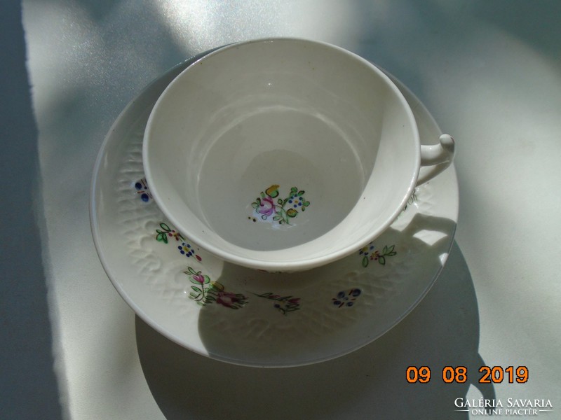 19 Sz with hand-painted london shape, crown embossed medallions, cup with saucer and bowl