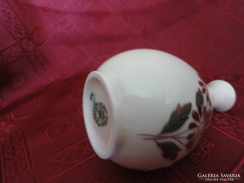 Zsolnay porcelán krémszínű váza. Mérete: 11,5 x 7 cm. Gyönyörű barnás virággal. Vanneki!